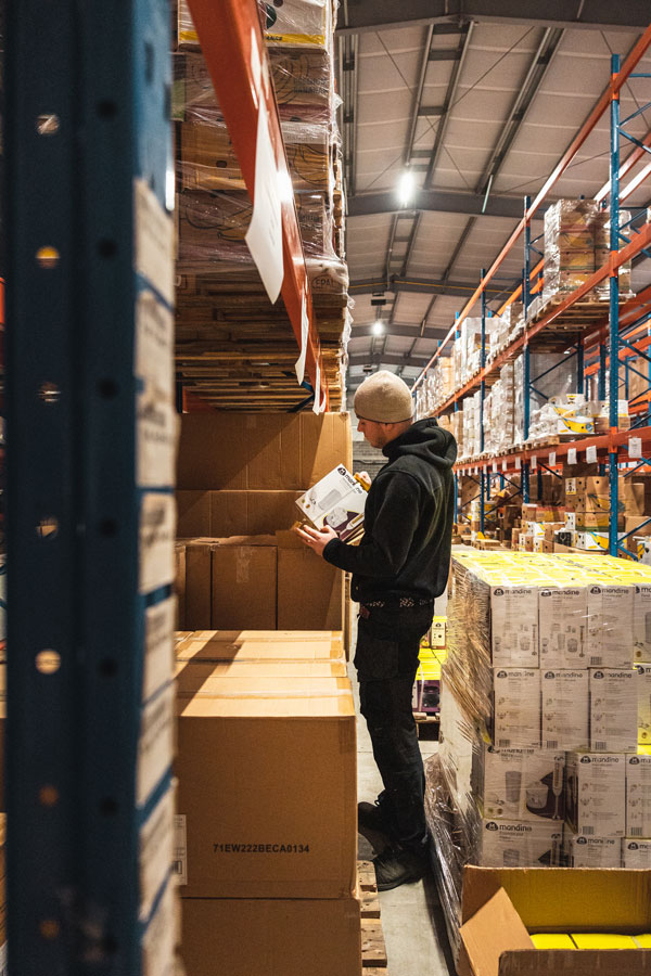 Field Resource - logistiek en kwaliteitscontrole Een Field Resource technicus die de kwaliteit van de goederen controleert.