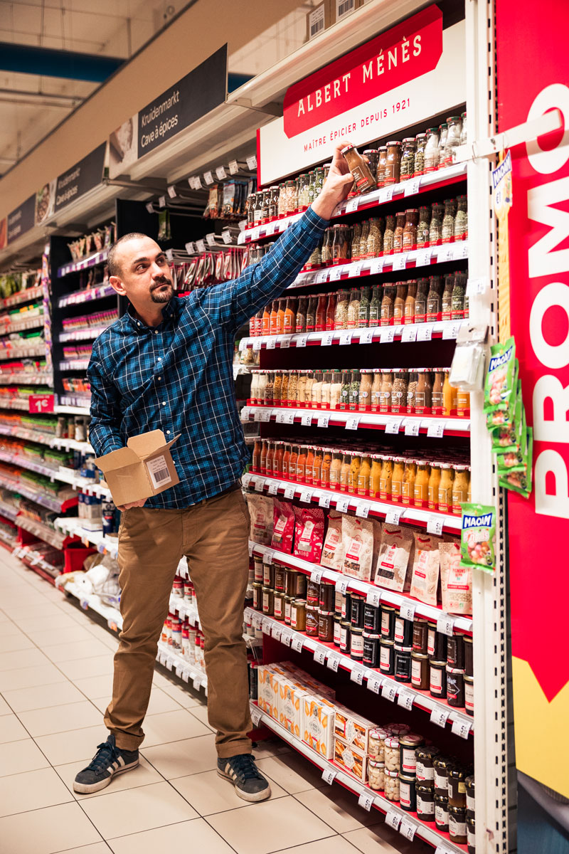 un membre de l'équipe de Field Resource sur le terrain qui organise et met en rayon les produits.