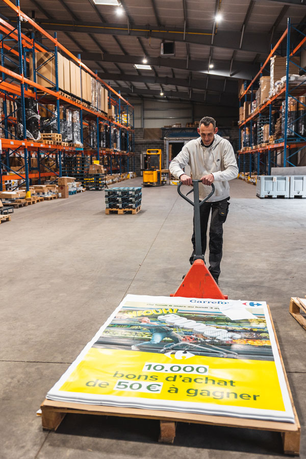 Field Resource - logistiek en stroombeheer van POS-materiaal Een lid van het Field Resource team ontvangt het promotiemateriaal.