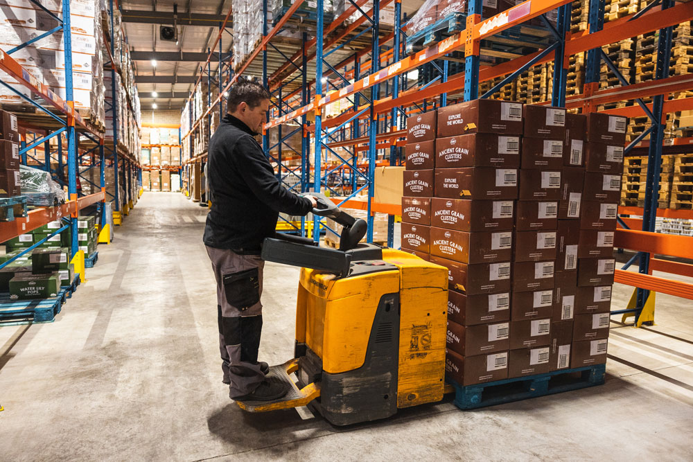 un membre de l'équipe de Field Resource qui range et stock les marchandises et produits.